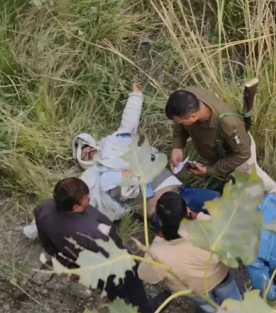 छपरा-सिवान मार्ग पर अनियंत्रित कार ने बाइक सवार को मारी टक्कर एक युवक की हुई मौत