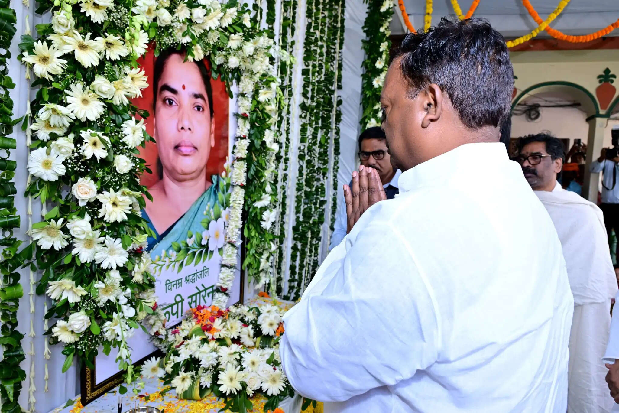 हेमंत सोरेन की मां रूपी सोरेन को श्रद्धांजलि देने पहुंचे भूपेश बघेल समेत कई नेता