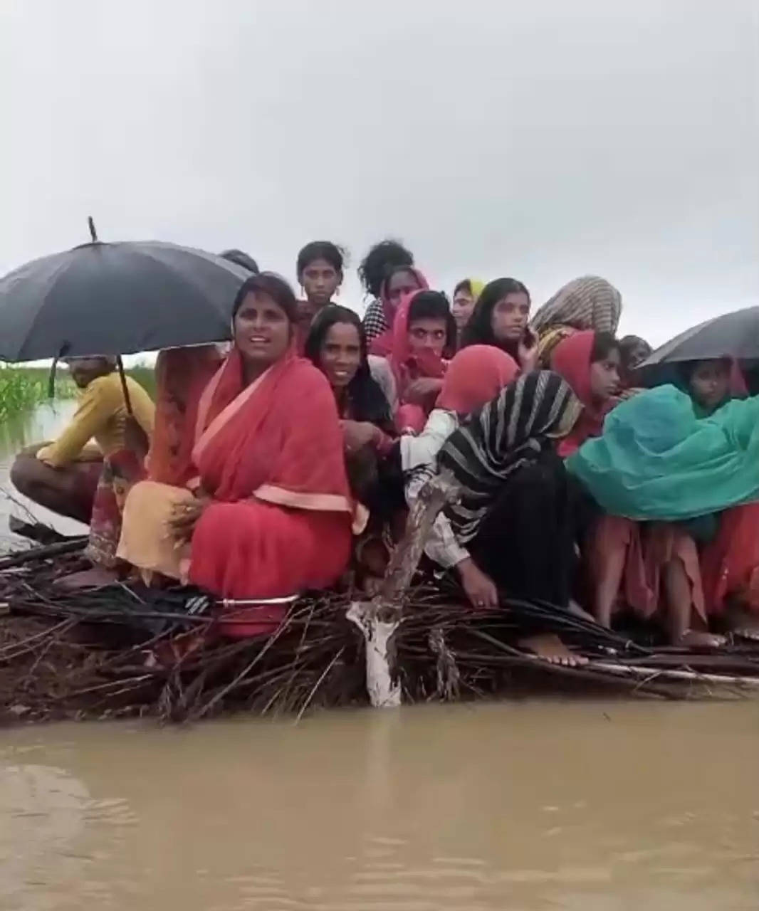 कुशीनगर के एक दर्जन गांवों में घुसा बाढ़ का पानी, खतरे का निशान पार गई नारायणी