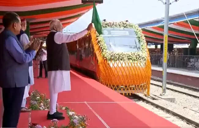 प्रधानमंत्री मोदी ने कटरा-श्रीनगर वंदे भारत ट्रेन को हरी झंडी दिखाई