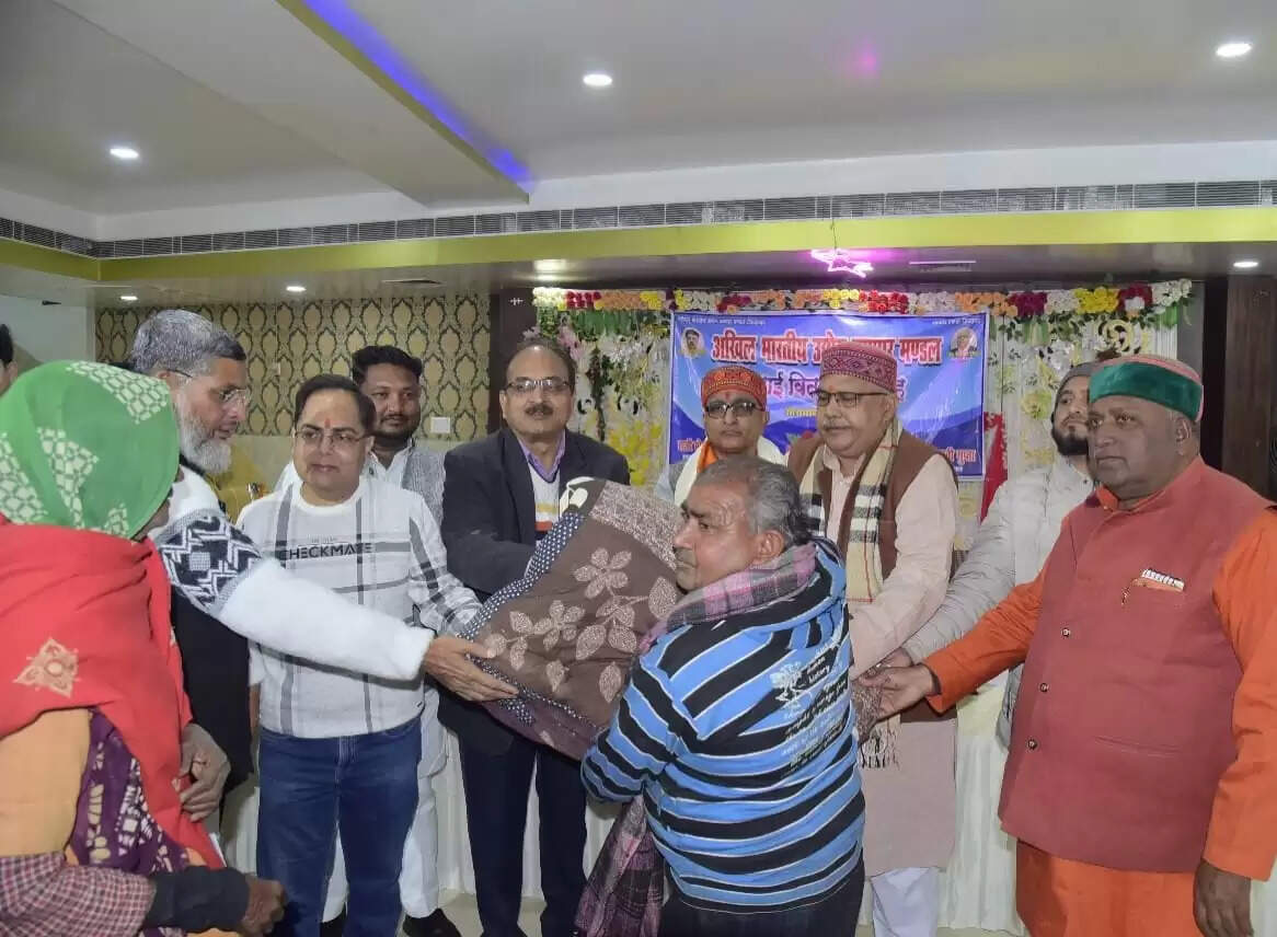 सीतापुर: व्यापार मंडल ने 150 जरूरतमंदों को बांटी रजाई