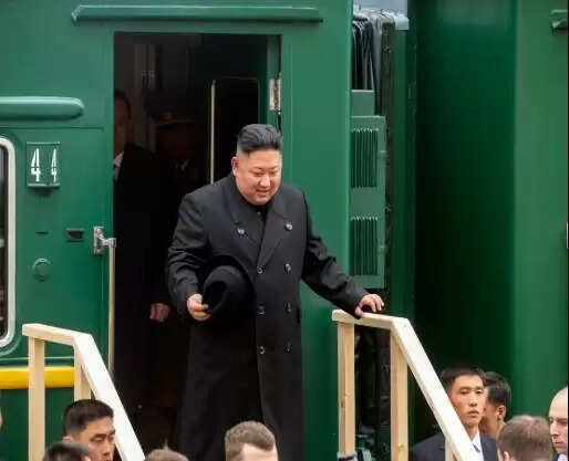 उत्तर कोरिया के शासक किम जोंग उन विशेष बख्तरबंद ट्रेन में सवार होकर बीजिंग रवाना, विक्ट्री डे परेड में जिनपिंग व पुतिन के साथ दिखेंगे