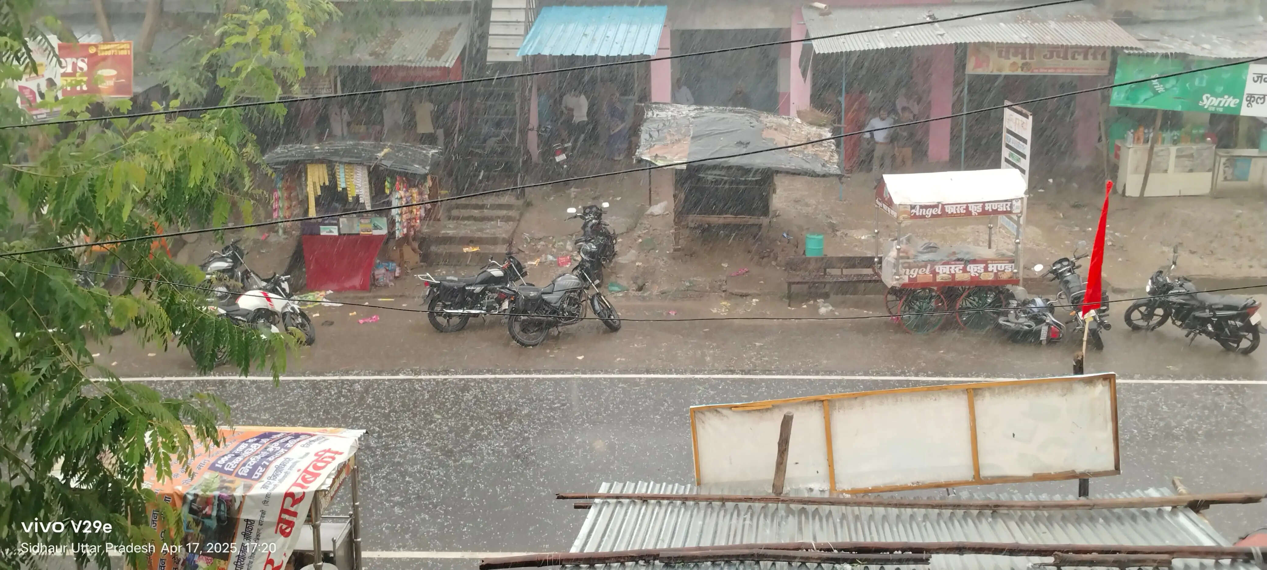 बाराबंकी तेज़ आंधी बारिश से फसलों को नुकसान