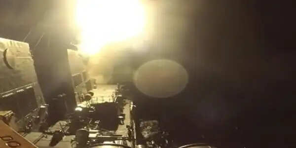 ईरान, बहरीन, कुवैत पर ड्रोन और मिसाइलों की बौछार, होर्मुज बंद, अमेरिका की चेतावनी-अब सिर्फ बमों से होगी बात
