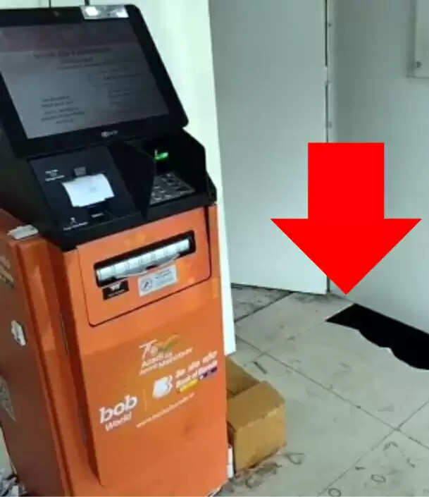 मानसून की पहली बारिश में ही एटीएम के भीतर टाइल तोड़कर फूटा फव्वारा