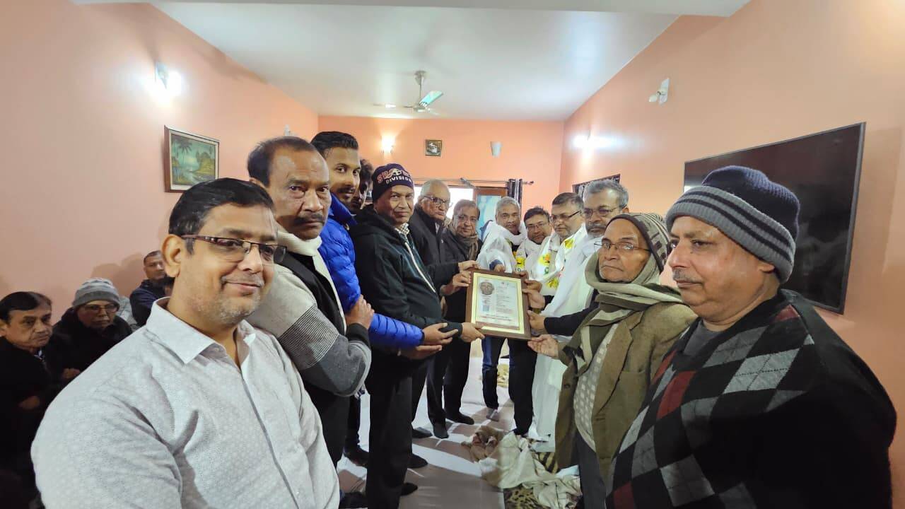 नेत्रदानी बृजमोहन अग्रवाल के परिजन को किया गया सम्मानित