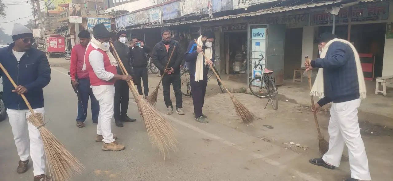 श्रमदान कर स्वच्छता का कार्य किया गया