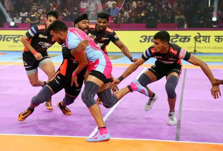 पीकेएल इतिहास के 1001वें मैच में जयपुर पिंक पैंथर्स ने यू मुंबा को हराकर हासिल किया पहला स्थान