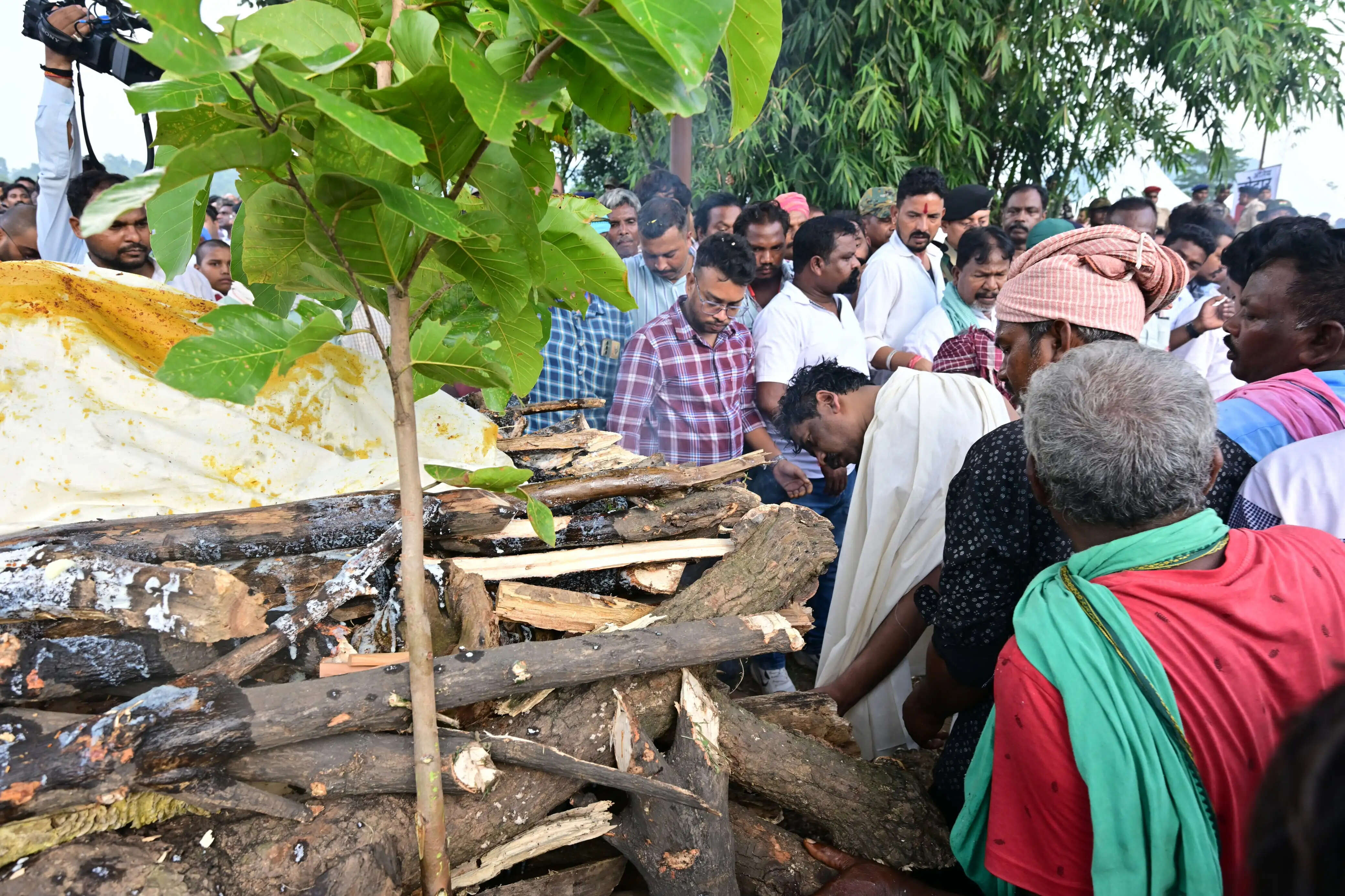 (अपडेट )मुख्यमंत्री ने अश्रुपूर्ण नेत्रों से दी अपनी मां को अंतिम विदाई, शव यात्रा में उमड़ा जनसैलाब
