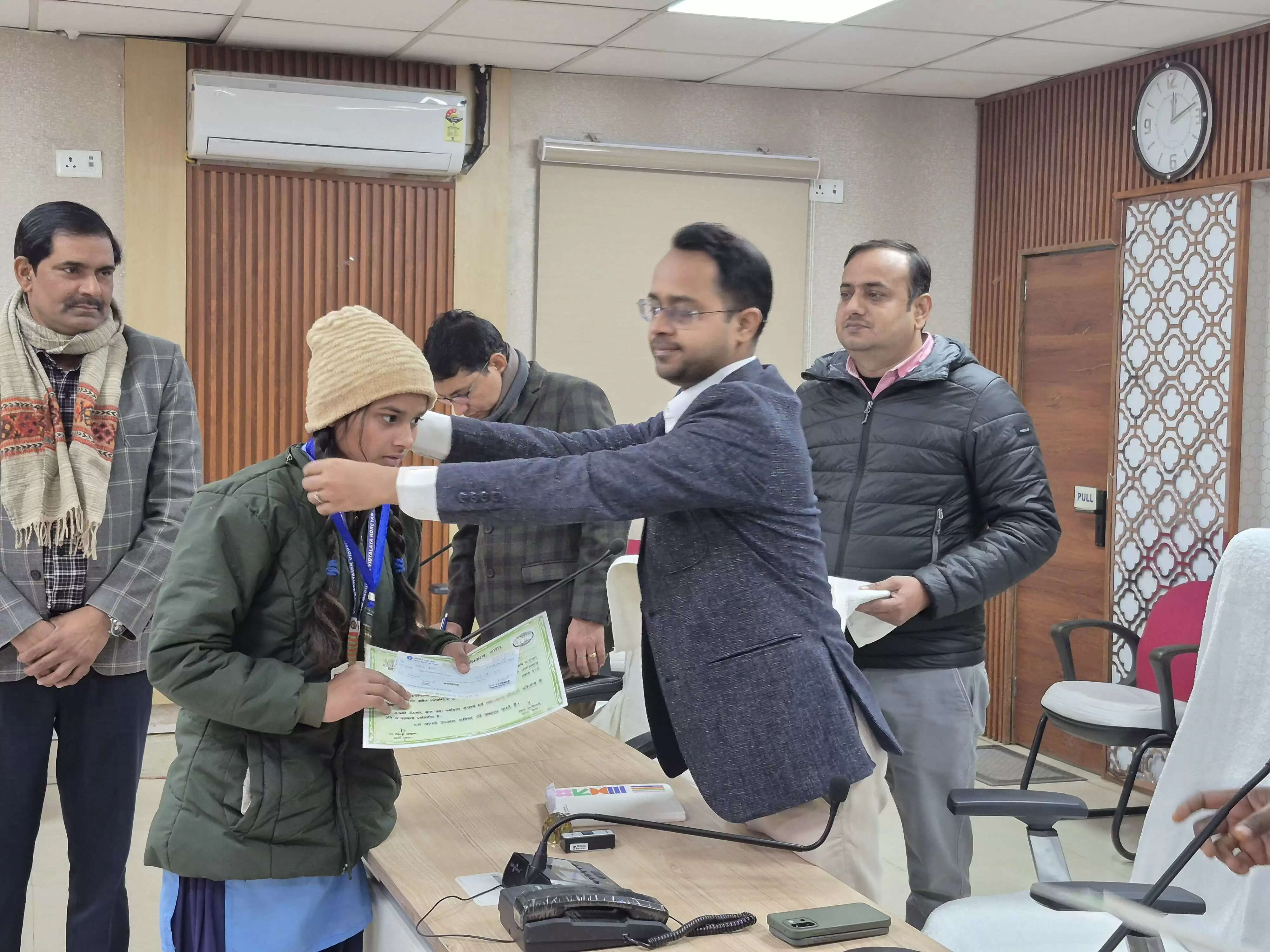 जल-जीवन-हरियाली क्विज के विजेताओं को जिलाधिकारी ने किया सम्मानित