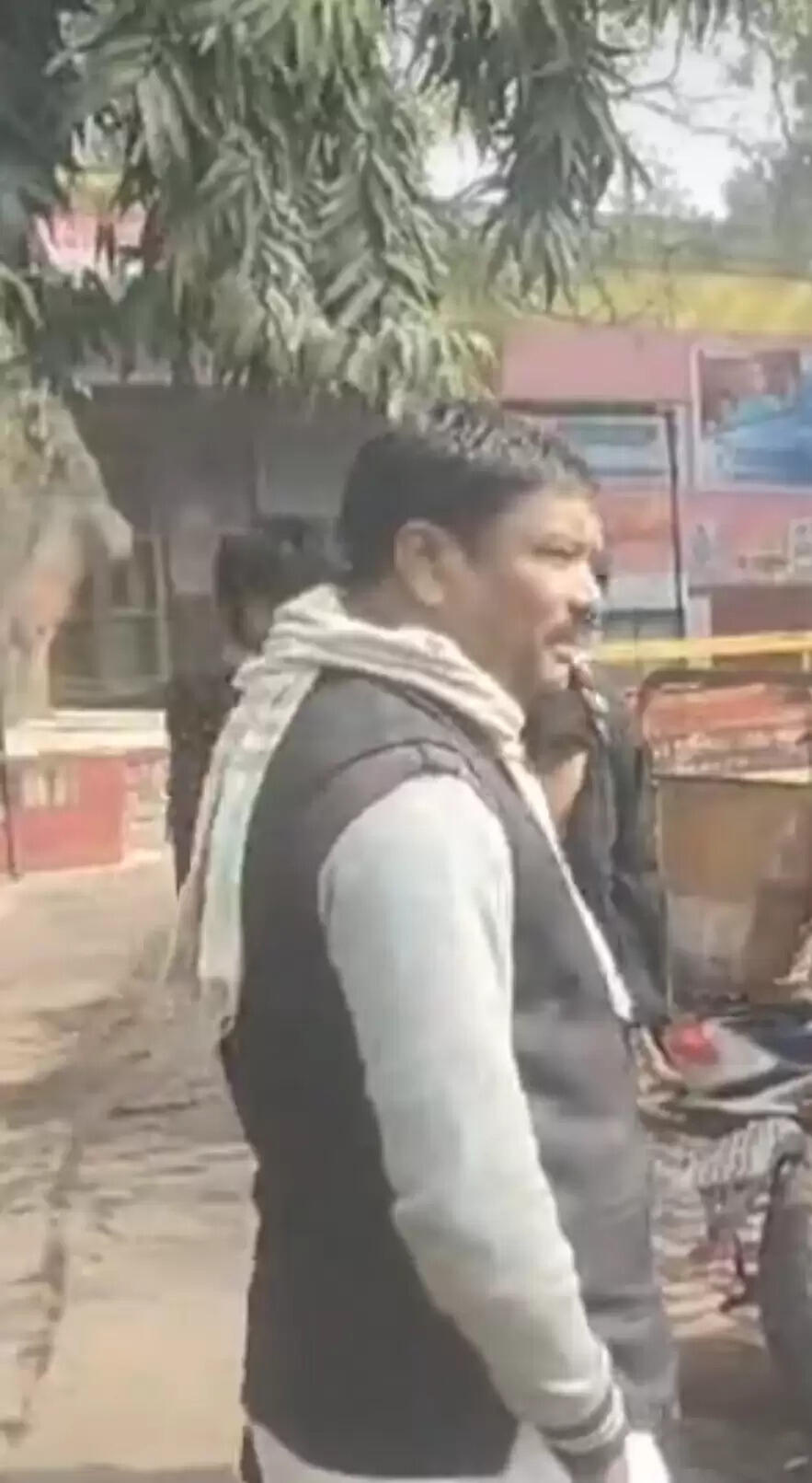 गन्ना उतार रहे किसान की ट्रैक्टरों के बीच दबकर मौत