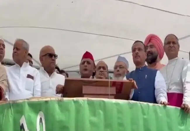 पूर्व सीएम अखिलेश, भाजपा नेता दिनेश शर्मा समेत अन्य दलों के नेता पहुंचे ऐशबाग ईदगाह