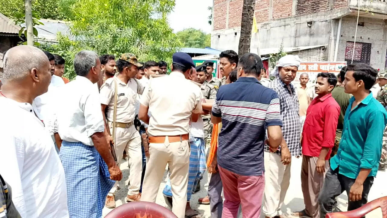 मंदिर में आपत्तिजनक सामान मिलने के बाद एक समुदाय में आक्रोश,पुलिस और प्रशासनिक अधिकारी कर रहे कैंप