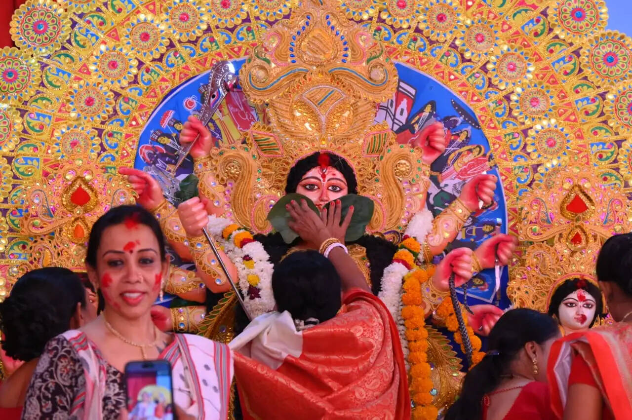 दुर्गाबाड़ी में धूमधाम से मनाया गया 'सिंदूर उत्सव'