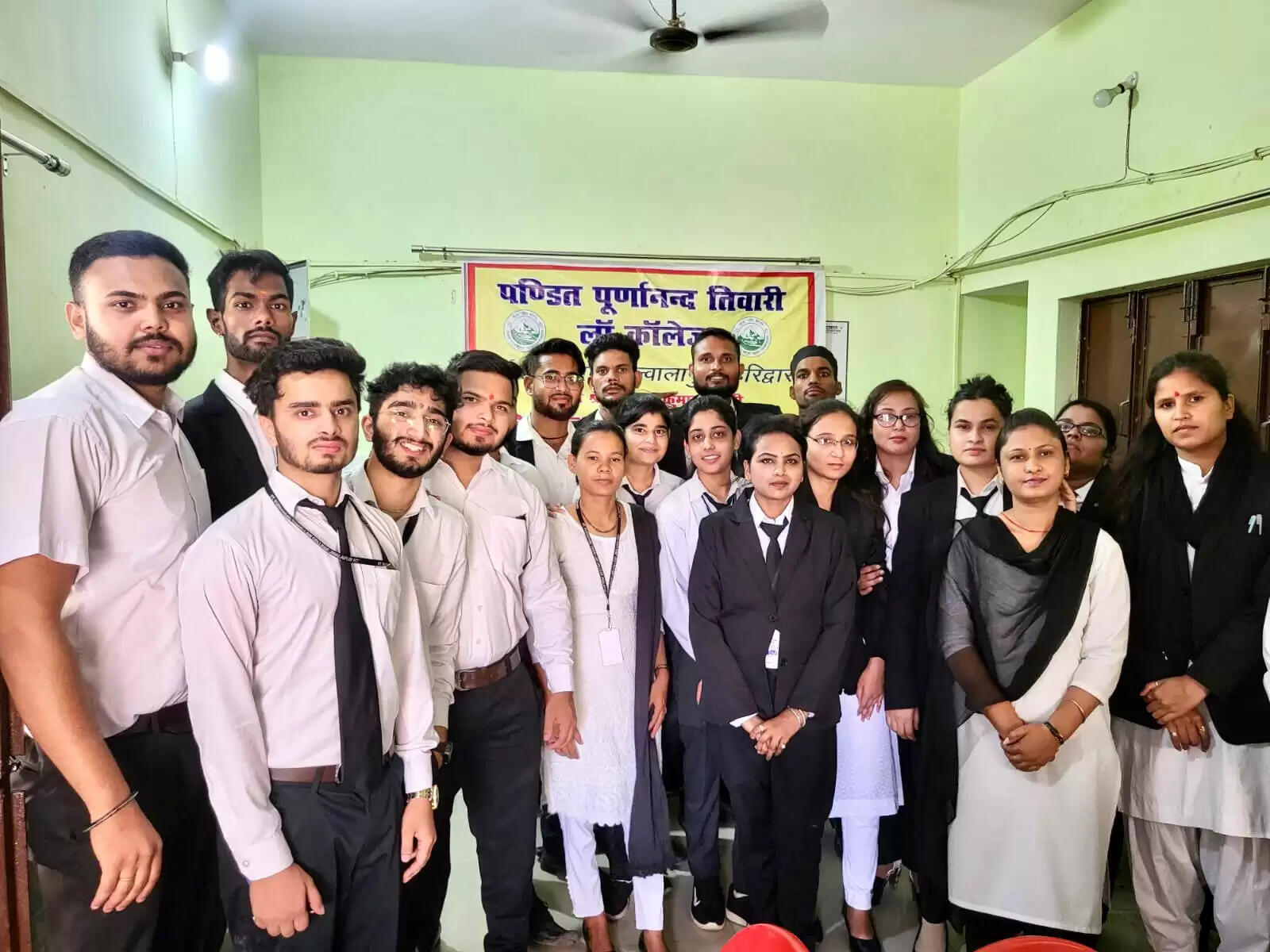 पंडित पूर्णानंद तिवारी लॉ कॉलेज के छात्र-छात्राओं ने ग्रामीणों को दी विधिक जानकारी