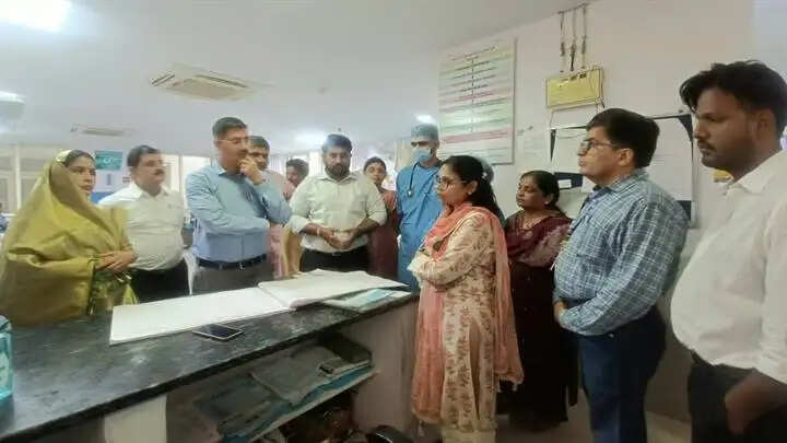 खंडवाः विधायक, महापौर और कलेक्टर ने किया जिला चिकित्सालय का औचक निरीक्षण