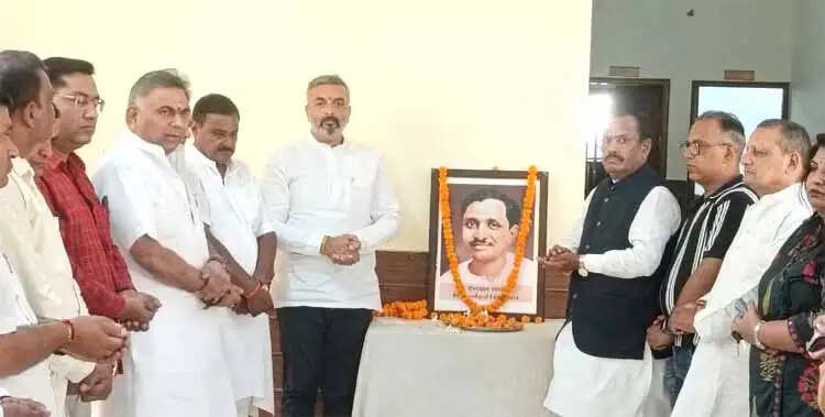 पंडित दीनदयाल की जयंती पर भाजपा कार्यकर्ताओं ने किया पुष्पांजलि अर्पित