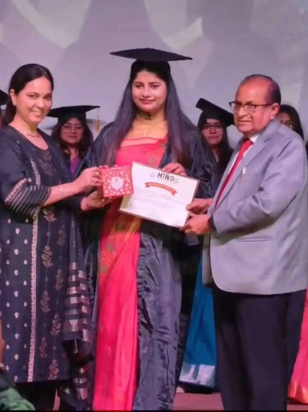 बेटी&nbsp;की&nbsp;उड़ान:&nbsp;भितभेरवा&nbsp;की&nbsp;डॉली&nbsp;बनीं&nbsp;डॉक्टर,&nbsp;गांव&nbsp;में&nbsp;जश्न&nbsp;का&nbsp;माहौल