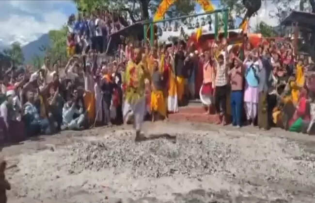 धधकते अंगारों पर आस्था का नृत्य, जाख मेले में उमड़ा श्रद्धा का सैलाब