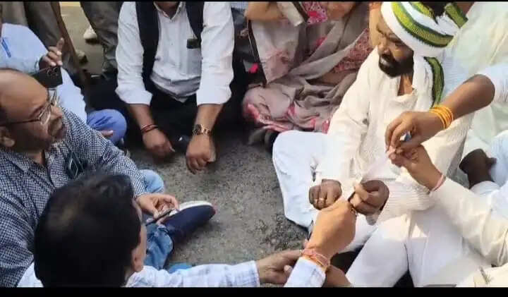 अनूपपुर: यात्री ट्रेनों के ठहराव के लिए कांग्रेस का धरना प्रर्दशन, रेलवे ने 2 माह का मांगा समय