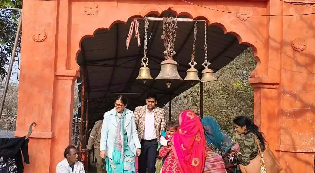 बुंदेलों की आराध्य देवी मां मदारान माता मंदिर में चल रहे निर्माण कार्यों का डीएम ने किया निरीक्षण