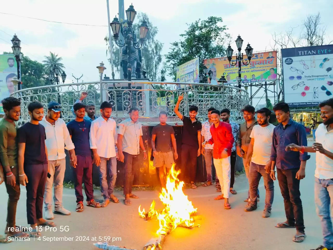 अनशनकारी की हालत बिगड़ने पर छात्रों ने डीईओ का पुतला फूंका