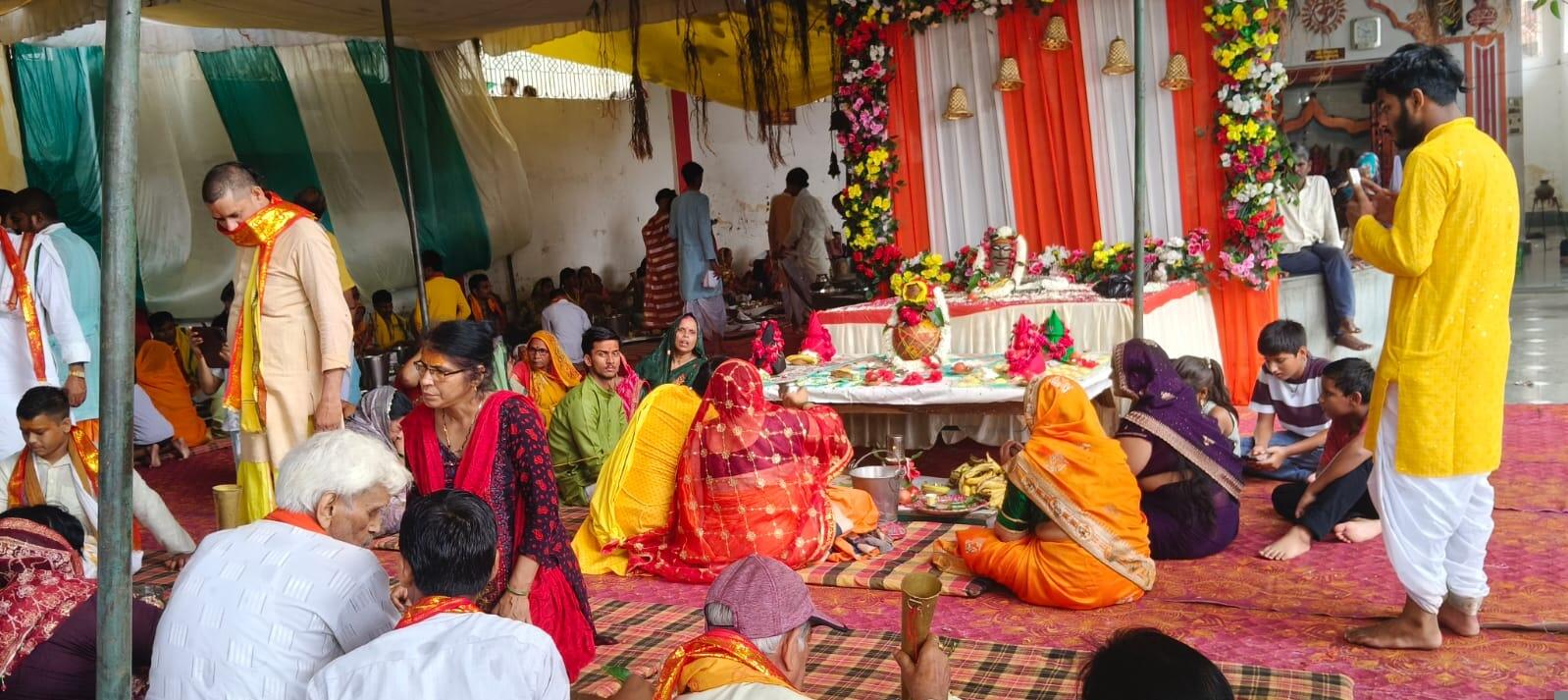 सावन के पावन पर्व पर श्री नव दुर्गा शिव मंदिर में 51 जोड़ों ने किया भव्य सामूहिक रुद्राभिषेक
