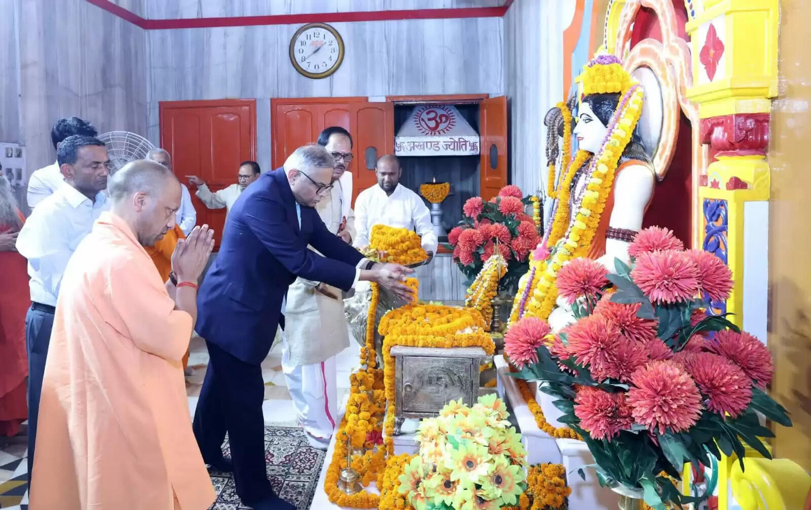 गोरखपुर में अध्यात्म और उद्योग का संगम, टाटा संस के चेयरमैन ने किए गुरु गोरखनाथ के दर्शन