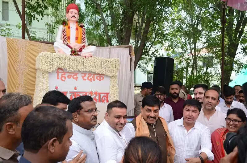 उज्जैनः मुख्यमंत्री डॉ यादव ने किया संत कंवरराम की प्रतिमा का अनावरण