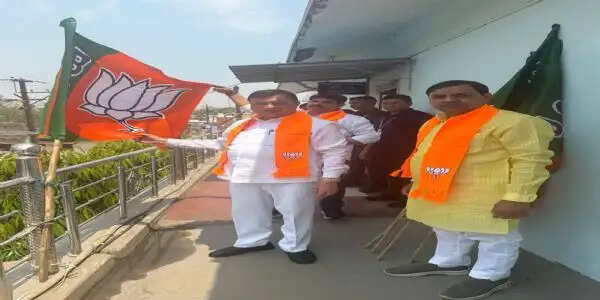 कोरबा में मंत्री लखनलाल देवांगन ने भाजपा स्थापना दिवस पर फहराया पार्टी ध्वज, राष्ट्रवादी विचारधारा को किया नमन