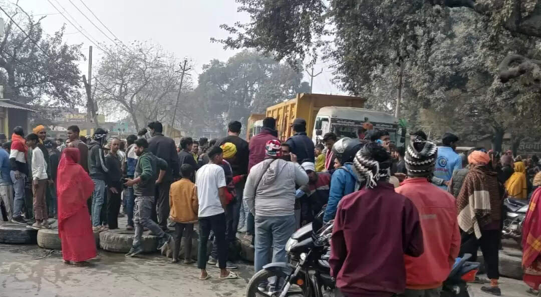 तेज रफ्तार ट्रक की टक्कर से बाइक सवार युवक की माैत, शव रखकर सड़क जाम करने पर पुलिस से झड़प