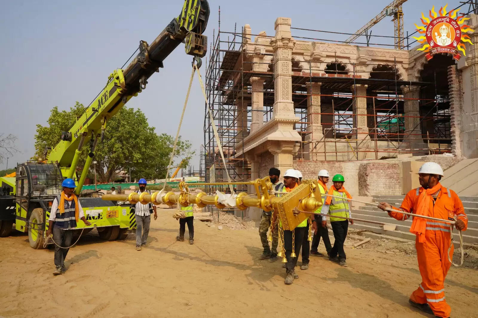 राम जन्मभूमि के श्रीगणेश मन्दिर पर शिखर कलश और ध्वज दंड स्थापित