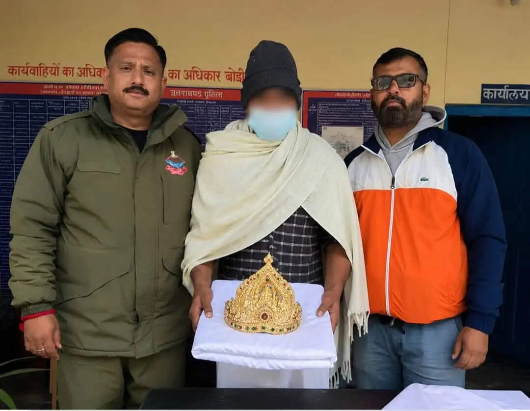 ब्रह्मऋषि साधना आश्रम से चोरी हुऐ मुकुट के साथ आरोपी गिरफ्तार