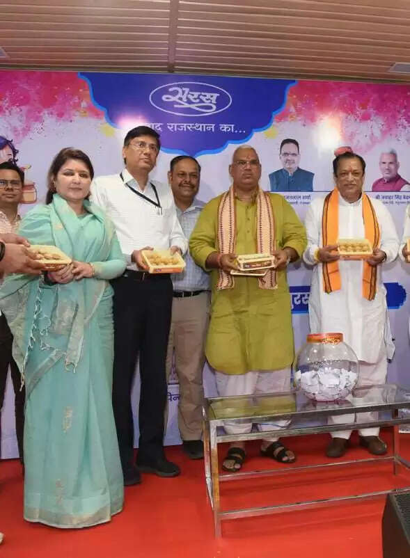 सरस ने लांच किए बेसन के लड्डू और काजू पिन्नी