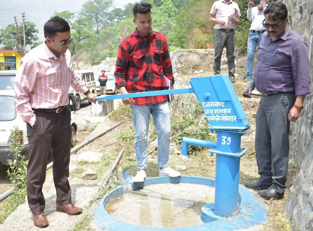 बदरीनाथ हाईवे का निरीक्षण कर डीएम ने लिया यात्रा व्यवस्थाओं का जायजा