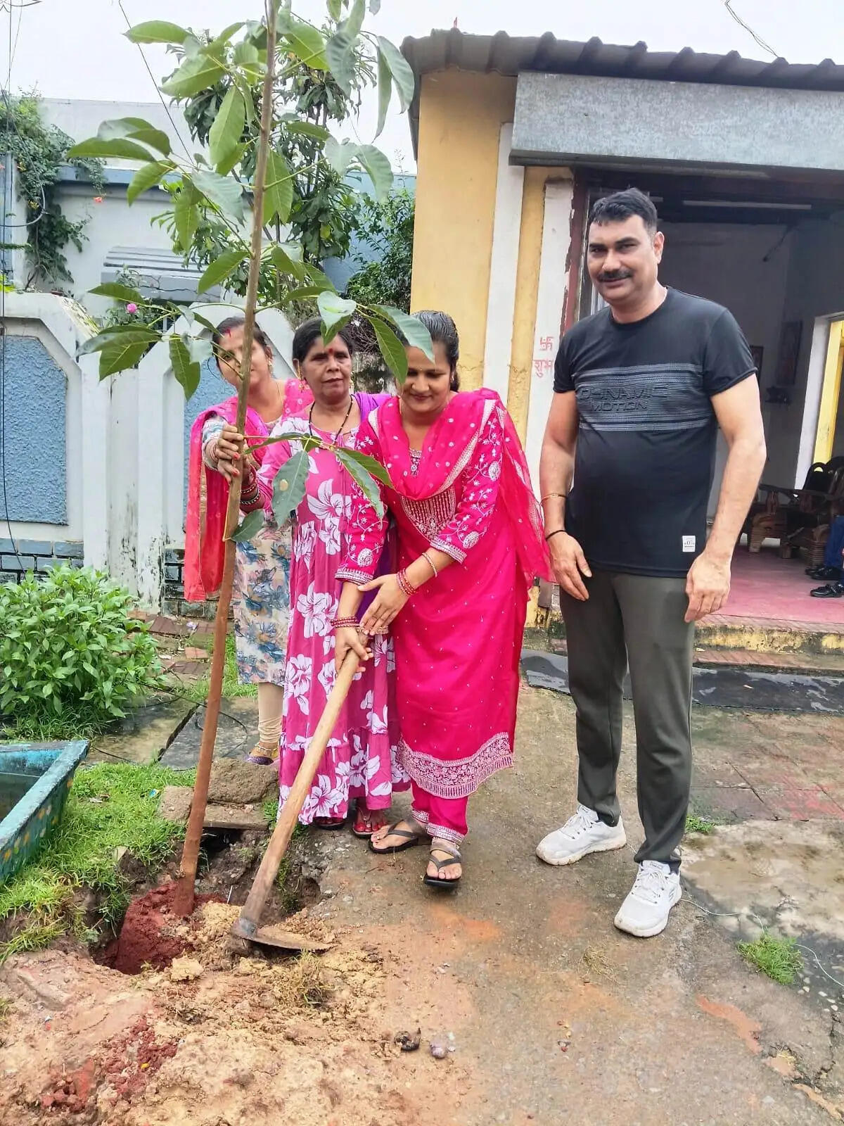 कोरबा के रविशंकर नगर में ‘एक पेड़ मां के नाम’ अभियान के तहत हुआ वृक्षारोपण