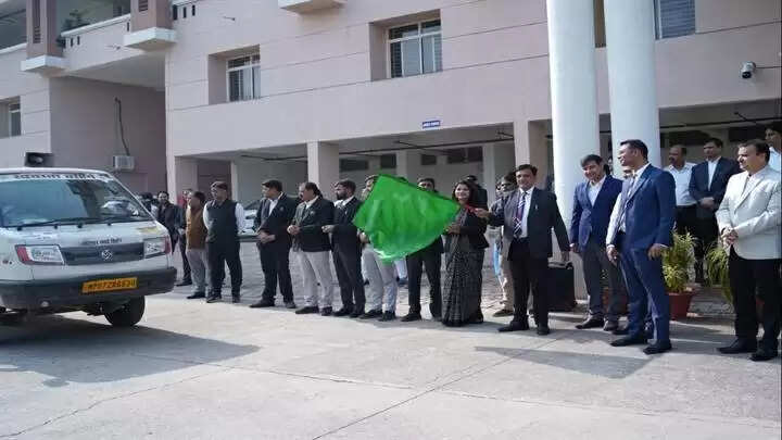 ग्वालियरः लोक अदालत के प्रचार-प्रसार के लिये वाहन रवाना, प्रधान जिला न्यायाधीश ने दिखाई हरी झंडी