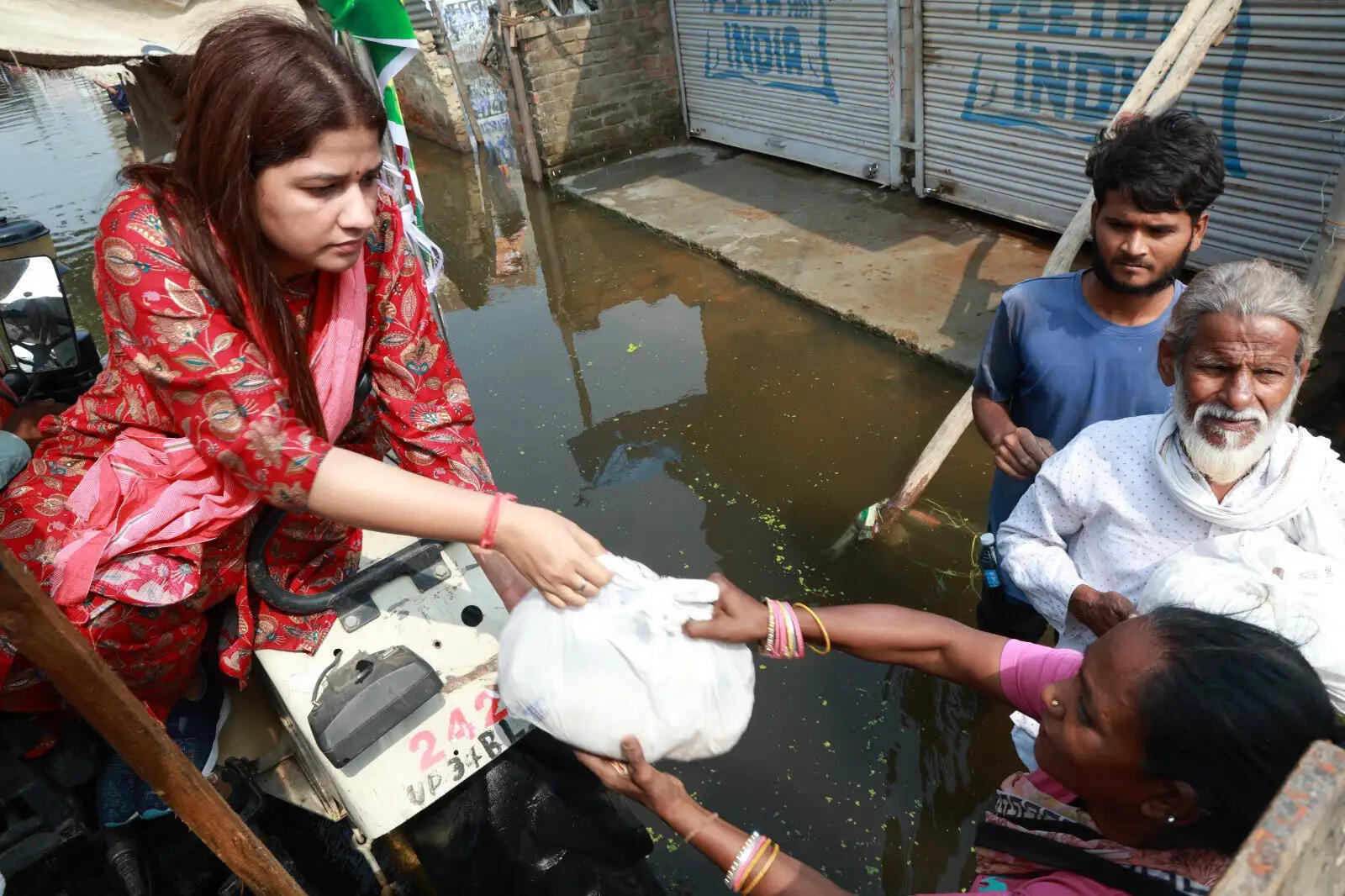 सपा ने बाढ़ प्रभावितों से मिलकर जानी समस्याएं, बांटी राहत सामग्री