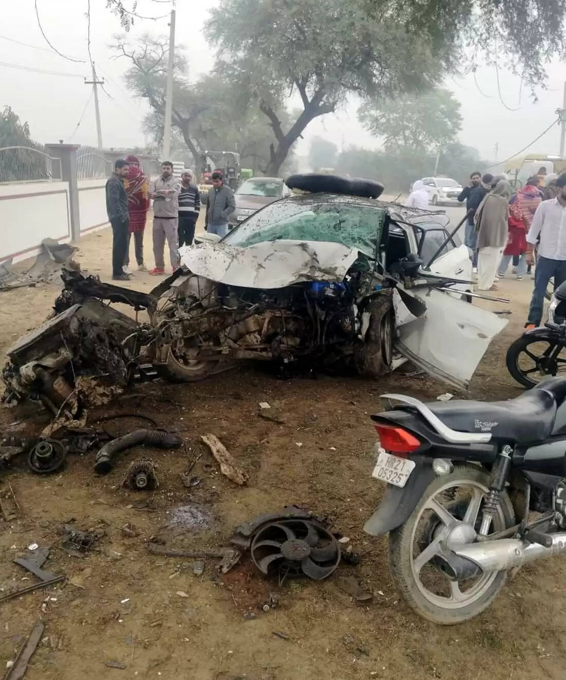 हिसार में बेकाबू कार पेड़ से टकराई, छात्र की मौत, तीन घायल