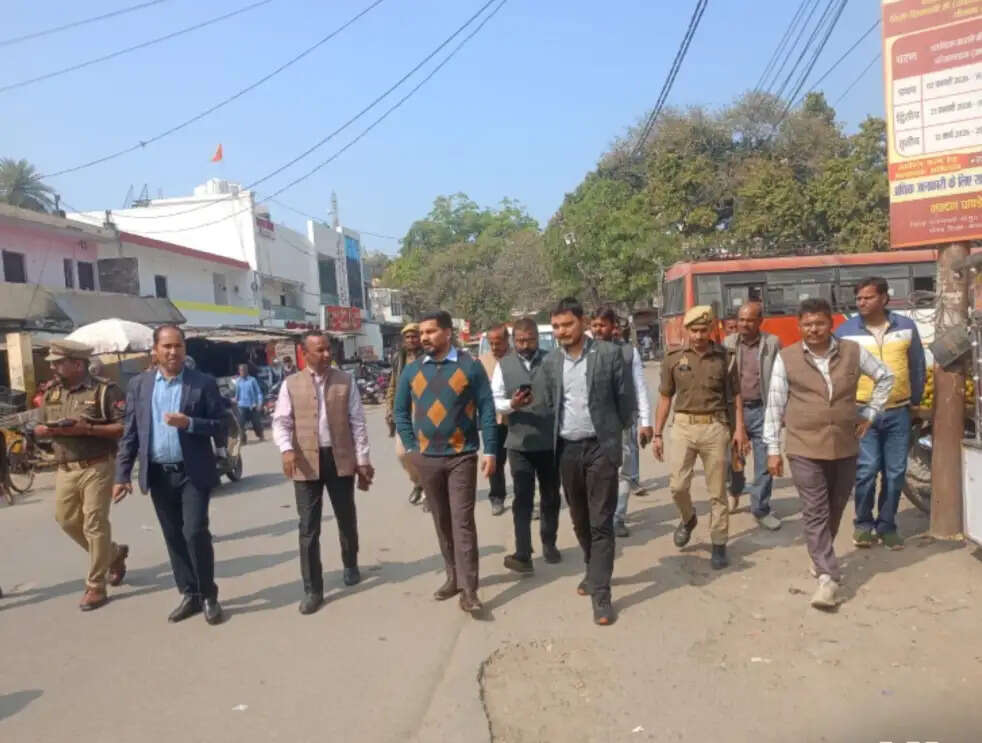 निर्माणाधीन मॉडल सड़क का डीएम ने किया निरीक्षण