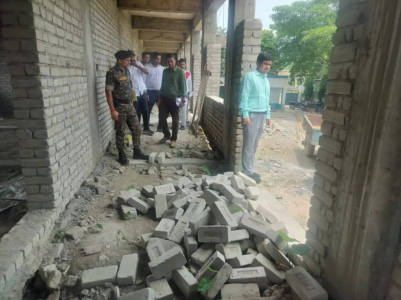 मदरसा भवन निर्माण में अनियमितता पर डीएम सख्त, कार्य रोकने के आदेश