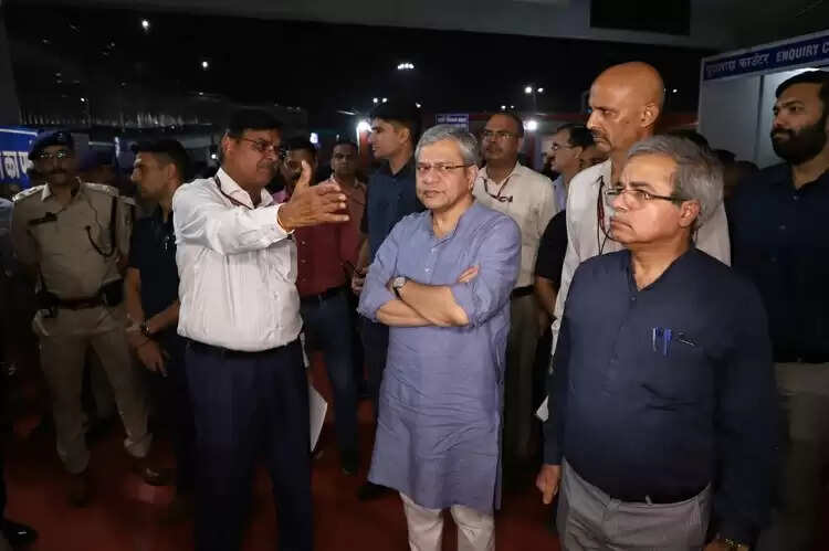 त्योहारी सीजन में भीड़ प्रबंधन का जायजा लेने आनंद विहार स्टेशन पहुंचे अश्विनी वैष्णव, यात्रियों से ली प्रतिक्रिया