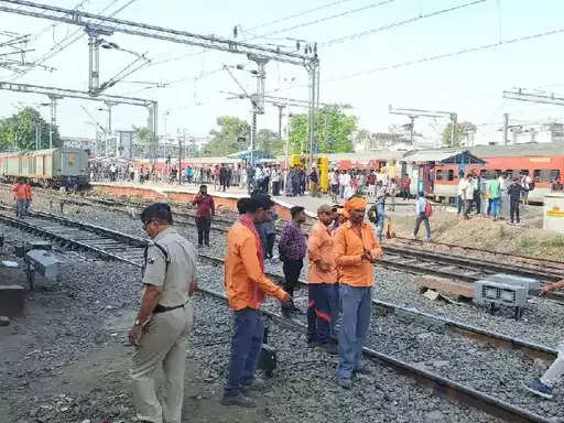 खंडवा : मालगाड़ी के 5 डिब्बे पटरी से उतरे, इटारसी-मुंबई रूट ढाई घंटे रहा प्रभावित