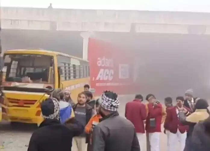 कंटेनर से टकराई बच्चों से भरी स्कूली बस, चालक घायल