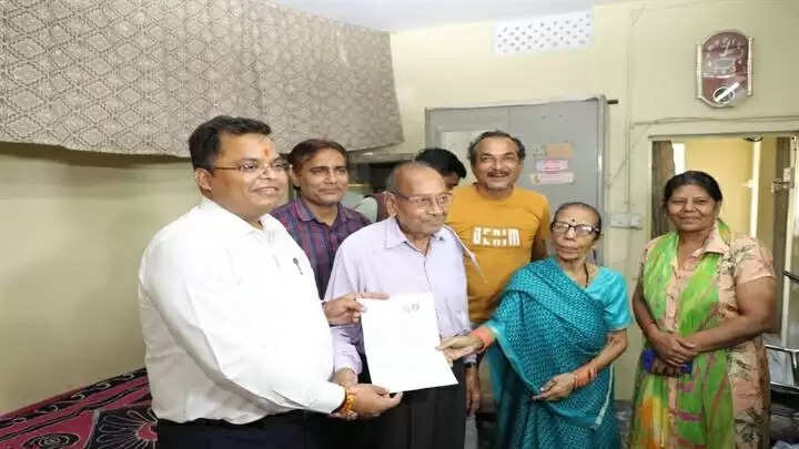 इंदौरः जिले में मतदाता सूची के विशेष गहन पुनरीक्षण के तहत घर-घर गणना प्रपत्र वितरण का कार्य शुरू