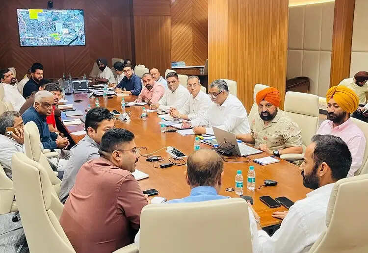 आईपीएल मुकाबले से पहले न्यू चंडीगढ़ स्टेडियम में लिया तैयारियों का जायजा