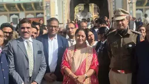 दिल्ली सीएम ने झुंझुनू के राणी सती मंदिर में दर्शन किए