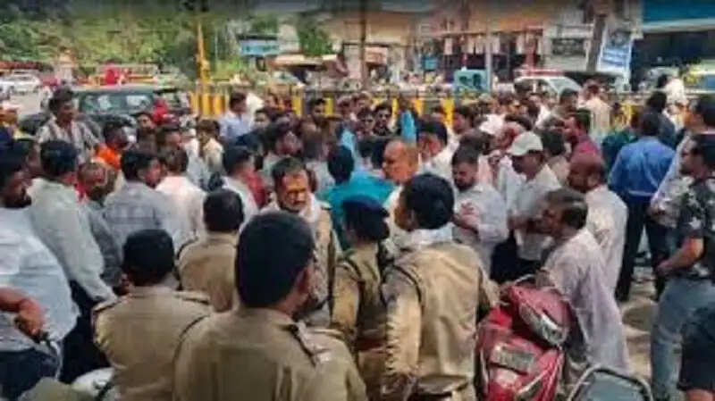 इंदौर के&nbsp;महूनाका पर ट्रैफिक पुलिस और भाजपा नेताओं में टकराव,&nbsp;चक्काजाम के बाद दो पुलिसकर्मी सस्पेंड, टीआई फील्ड से हटाई गईं