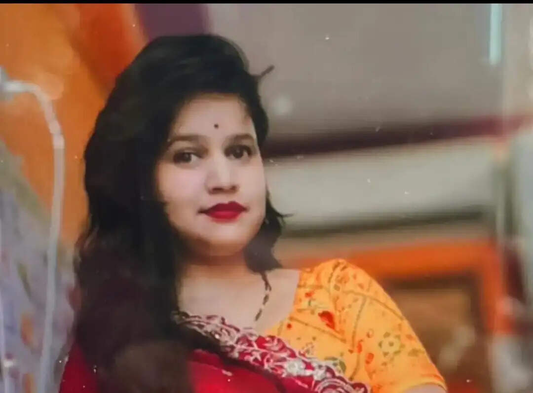 बच्चों को स्कूल छोड़ने जा रही महिला की सड़क हादसे में मौत, जुड़वां बेटे और पति बाल-बाल बचे