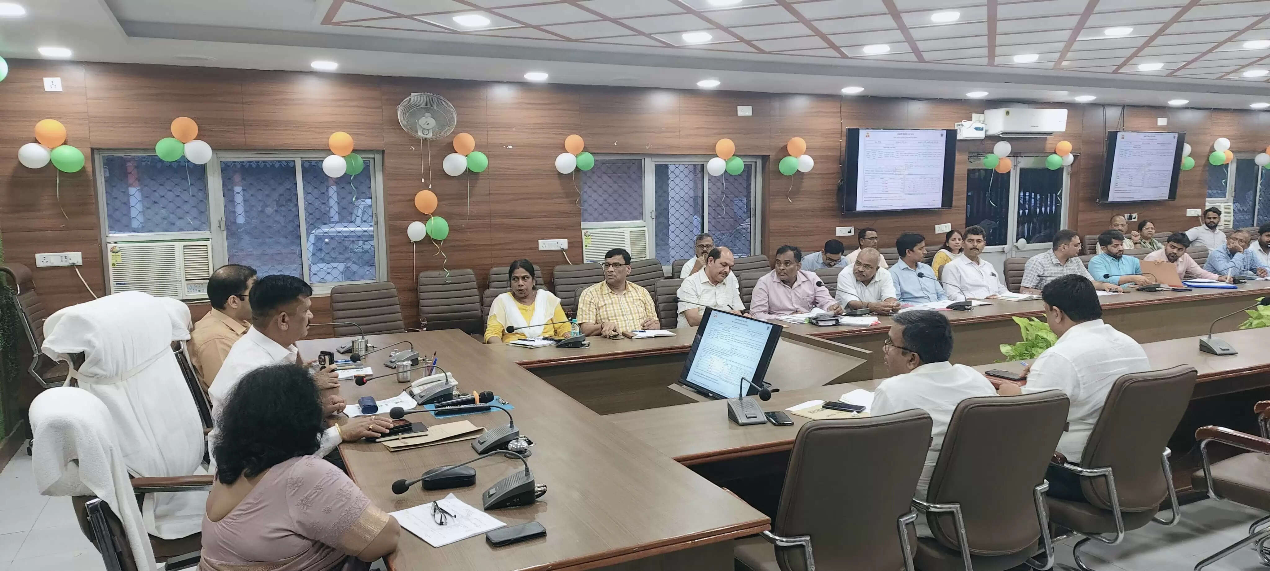 फैमिली आईडी बनाने और टूल किट वितरण में प्रगति खराब होने पर डीएम ने जताई नाराजगी